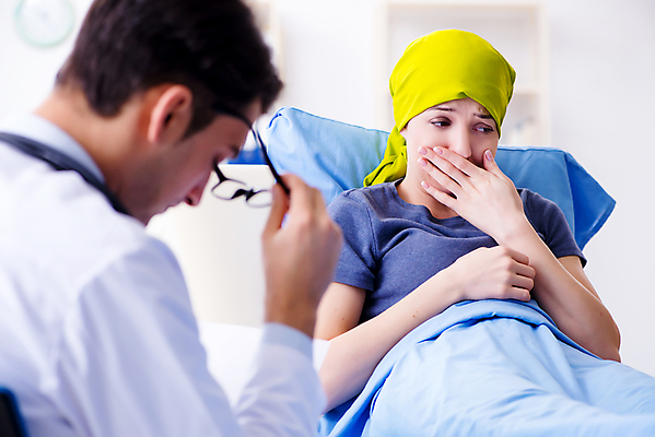 포토 JPG 해외이미지 직업 여자 엑스레이 건강 병원 실험 대화 사람없음 치료 약 목도리 희망 고통 장비 시험 환자 의사 실험실 질병 가슴 대머리 암 테라피 돌봄 방사선 치유 해외202105 해외포토 헤어스타일 잡화 교육 감정 의학 모션 말하기 사람 신체부위 뷰티 의료진 파일형식