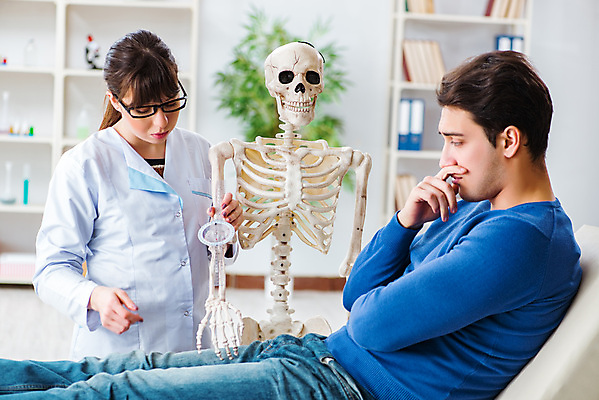 포토 JPG 해외이미지 여자 남자 의학 실내 병원 상반신 성인 두명 앞모습 옆모습 턱괴기 환자 의사 잡기 가르침 뼈모형 성인만 안경낌 알려주기 해외202105 해외포토 교육 안경 뷰포인트 모션 사람 내부 모형 의료진 파일형식