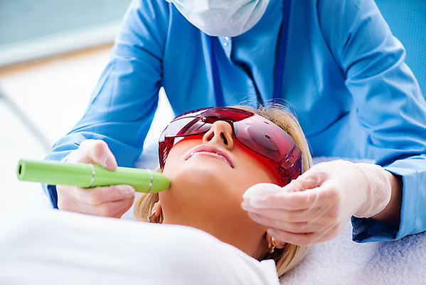 포토 JPG 해외이미지 여자 의학 실내 병원 마스크 들기 상반신 성인 두명 앞모습 눕기 환자 의사 광선 피부관리 보안경 레이저수술 레이저치료 피부과 피부과의사 성인여자만 해외202105 해외포토 뷰포인트 모션 사람 내부 치료 뷰티 의료진 안전장비 여자만 성인만 파일형식