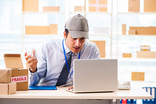 포토 JPG 해외이미지 비즈니스 포장 교통시설 유리 노동자 경고 사람없음 노트북 컴퓨터 상자 사무실 라벨 화물 업무 좌절 배달원 상품 우체부 배송 창고 서비스 사인 경영자 패키지 수납 온라인 짐싸기 판지 꺼내기 깨짐 분배 취급주의 해외202105 해외포토 직업 감정 교통 컨셉 모션 재질 프레임 전자제품 운송업 작업 시설 리더 파일형식