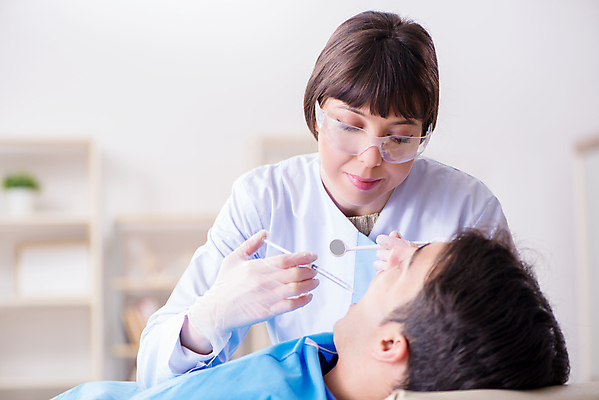 포토 JPG 해외이미지 응시 여자 남자 의학 실내 치과 병원 입벌림 들기 상반신 성인 두명 앞모습 옆모습 환자 치과의사 치과진료 치아건강 성인만 해외202105 해외포토 시선 뷰포인트 모션 표정 건강 사람 내부 진료 의사 파일형식