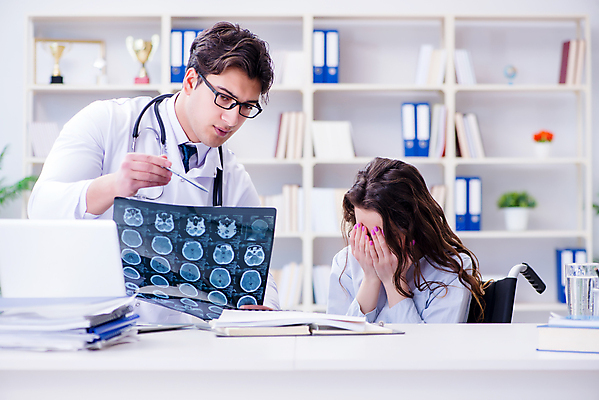 포토 JPG 해외이미지 스트레스 엑스레이 건강 병원 설명 사람없음 치료 약 시험 환자 의사 슬픔 가리킴 좌절 상담 방문 보여주기 암 보험 방사선 부정적 치료사 해외202105 해외포토 직업 교육 감정 컨셉 의학 모션 손짓 의료진 질병 파일형식