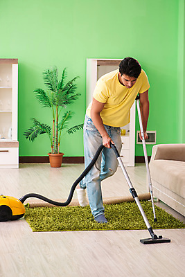 포토 JPG 해외이미지 직업 남자 가사 가정 남편 노동자 바닥 주택 사람없음 일상 청결 카펫 방 장비 최고 업무 쓰레기 청소 서비스 싱글 주부 붕대 먼지 청소부 골절 깨짐 양발 위생관리 진공 치유 혼자 해외202105 해외포토 컨셉 의학 관리 사람 건물 라이프 작업 위생 파일형식