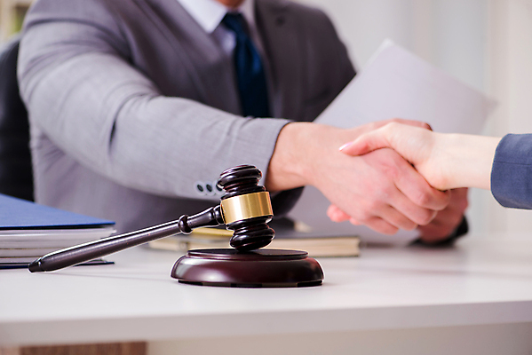 포토 JPG 해외이미지 손 종이 비즈니스 탁자 악수 협상 사람없음 사무실 거래 비즈니스맨 비즈니스우먼 방어 상담원 망치 고객 계약 흔들림 컨설턴트 상담 법 의사봉 재판 법관 공정 판결 변호사 법정 이혼 조언 주장 해외202105 카운슬러 해외포토 직업 여자 남자 가구 모션 어류 손짓 신체부위 공구 직장인 사무원 전문직 법률가 파일형식