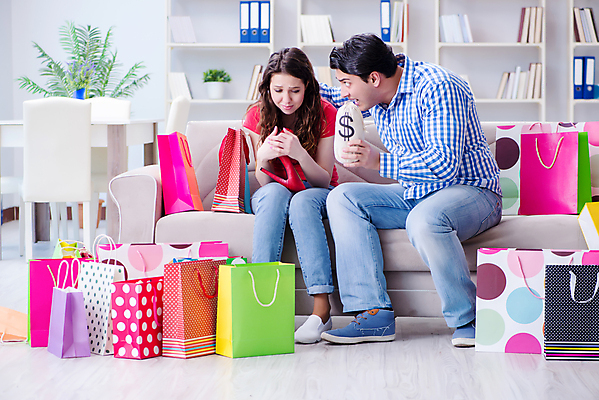 포토 JPG 해외이미지 커플 드레스 옷 크리스마스 돈 가방 가족 관계 남편 함께함 선물 사람없음 쇼핑 상자 달리기 상점 저축 분노 아내 절약 생일 시장 구매 쇼핑몰 자루 소매 슈퍼마켓 쇼퍼홀릭 예산 해외202105 해외포토 잡화 기념일 감정 컨셉 모션 금융 재산 파일형식