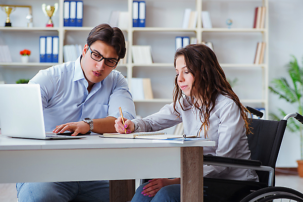 포토 JPG 해외이미지 학생 교육 교실 학교 설명 앉기 소년 사람없음 책 노트북 학습 스터디 컴퓨터 독서 강사 교사 시험 기록 장애인 집중 책상 휠체어 교과서 준비 대학교 기회 온라인 장애 가정교사 치유 접근 해외202105 해외포토 직업 남자 어린이 가구 컨셉 모션 교재 전자제품 파일형식
