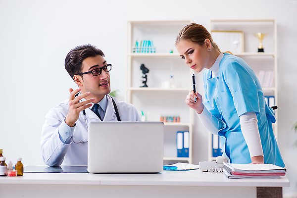 포토 JPG 해외이미지 직업 학생 청진기 건강 병원 실험 설명 사람없음 치료 학습 컴퓨터 약 환자 의사 작업 실험실 토론 동료 컨설턴트 상담 온라인 말다툼 돌봄 인턴 치료사 연습생 해외202105 해외포토 교육 비즈니스 의학 관계 의료기기 모션 전자제품 의료진 전문직 연습 싸움 파일형식