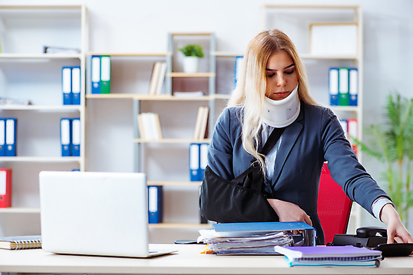 포토 JPG 해외이미지 응시 여자 실내 한명 상반신 성인 앞모습 노트북 사무실 환자 업무 비즈니스우먼 상처 깁스 부상자 성인여자한명만 목보호대 해외202105 해외포토 1 시선 뷰포인트 비즈니스 의학 사람 내부 전자제품 의료용품 작업 직장인 보호장비 여자한명만 성인여자만 파일형식