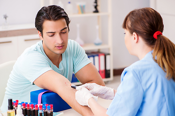 포토 JPG 해외이미지 응시 여자 남자 의학 실내 병원 주사기 들기 상반신 성인 두명 옆모습 뒷모습 환자 의사 혈액 혈액검사 혈액채취 성인만 해외202105 해외포토 시선 뷰포인트 의료기기 모션 사람 내부 의료진 검사_조사 파일형식