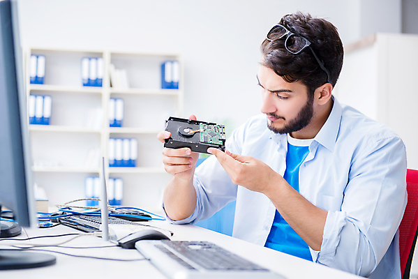 포토 JPG 해외이미지 산업 인터넷 안전 사람없음 컴퓨터 자료 운전 정보 기술자 엔지니어 바이러스 수리 자르기 사이버 확인 서비스 보안 고정 수납 온라인 해킹 해커 깨짐 방화벽 배려 복원 불법복제 사생활 스파이 지원 치유 하드웨어 헬프 해외202105 해외포토 직업 컨셉 모션 전자제품 도움 범죄 파일형식