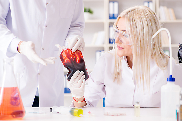 포토 JPG 해외이미지 응시 여자 남자 의학 실내 병원 주사기 들기 상반신 성인 두명 앞모습 견본 의사 혈액 동료 확인 검사_조사 혈액검사 혈액주머니 성인만 해외202105 해외포토 시선 뷰포인트 관계 의료기기 모션 사람 내부 의료진 파일형식