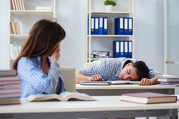 포토 JPG 해외이미지 학생 교육 2 교실 학교 수업 피곤 앉기 소년 10대 책 학습 스터디 독서 우정 시험 잠 가르침 그룹 도서관 강의 책상 준비 대학교 성적 최초 해외202105 해외포토 남자 어린이 가구 컨셉 모션 청소년 친구 파일형식