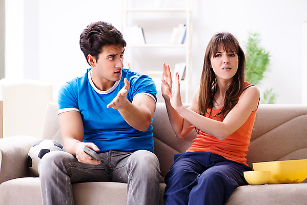 포토 JPG 해외이미지 커플 남자 감정 스포츠 공 가족 남편 주택 함께함 실내 앉기 경기 사람없음 소파 축구 텔레비전 방 게임 표현 관찰 아내 도움 부채 좌절 정지 패배 멀리 리빙 골 그만 마지막 적자 제어 해외202105 해외포토 컨셉 의자 관계 모션 놀이 사람 내부 건물 전자제품 구기 파일형식