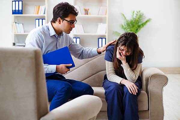 포토 JPG 해외이미지 남편 건강 대화 사람없음 외침 고통 환자 의사 슬픔 아내 도움 폭력 좌절 무서움 방문 문제 긴장 테라피 우울증 이혼 정신과 정신과의사 지원 치료사 피해자 흉터 남용 해외202105 해외포토 직업 감정 컨셉 의학 병원 말하기 사람 뷰티 소리 피해 의료진 질병 상처 사회이슈 파일형식