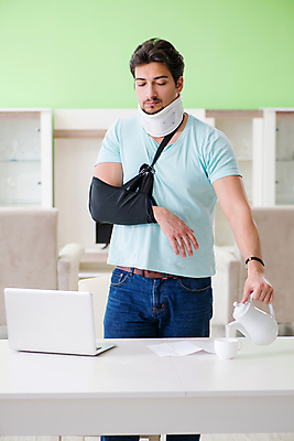 포토 JPG 해외이미지 응시 남자 대학생 실내 한명 들기 상반신 성인 앞모습 노트북 환자 붓기 상처 찻잔 찻주전자 깁스 팔골절 성인남자한명만 목보호대 해외202105 해외포토 1 학생 시선 뷰포인트 의학 모션 주전자 잔 사람 내부 전자제품 의료용품 보호장비 골절 남자한명만 성인남자만 파일형식