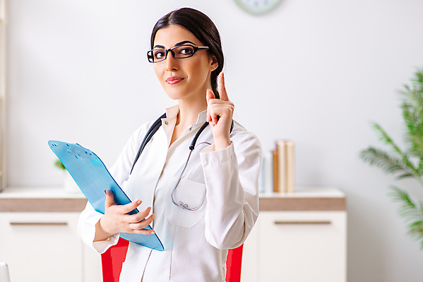 포토 JPG 해외이미지 응시 여자 의학 실내 병원 한명 들기 상반신 성인 옆모습 의사 서류판 성인여자한명만 안경낌 해외202105 해외포토 1 시선 안경 뷰포인트 모션 사람 내부 사무용품 의료진 여자한명만 성인여자만 파일형식