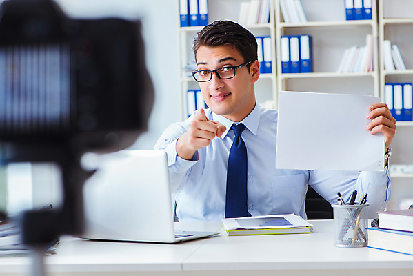 포토 JPG 해외이미지 직업 응시 남자 행복 포스터 인터넷 비즈니스 통신 사람 취미 노트북 컴퓨터 사무실 카메라 스크린 모니터 촬영 공책 공백 흐름 업무 작업 비즈니스맨 네트워크 가르침 메시지 종업원 책상 경영자 면접 방송 온라인 동영상 전자상거래 블로거 소셜 프리랜서 카피스페이스 해외202105 해외포토 시선 교육 감정 가구 컨셉 문구용품 전자제품 직장인 리더 파일형식