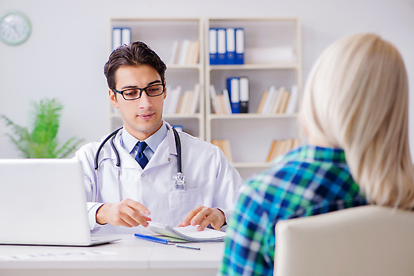 포토 JPG 해외이미지 직업 생각 청진기 건강 병원 대화 설명 사람없음 치료 약 진료 고통 시험 환자 의사 질병 확인 상담 약속 방문 보험 돌봄 배려 해외202105 해외포토 교육 감정 의학 의료기기 모션 말하기 의료진 파일형식