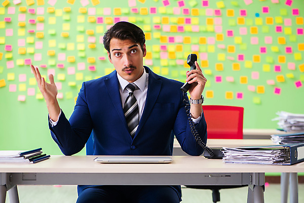 포토 JPG 해외이미지 남자 컨셉 회사 비즈니스 스트레스 직장 피곤 한명 들기 정장 상반신 성인 사무실 손들기 쪽지 업무 작업 비즈니스맨 좌절 전화기 가득함 수화기 포스트잇 바쁨 통화 성인남자한명만 해외202105 해외포토 1 옷 감정 모션 사람 메모지 직장인 남자한명만 성인남자만 파일형식