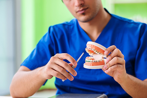 포토 JPG 해외이미지 모델 학생 건강 치과 병원 사람없음 치료 학습 약 강사 교사 의사 흰색 기구 공구 입 치아 청소 부식 치과의사 틀니 돌봄 위생관리 증상 치아교정 치통 해외202105 해외포토 직업 교육 컬러 의학 모션 관리 신체부위 의료진 도구 소화기관 질병 교정 파일형식