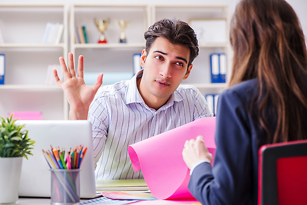 포토 JPG 해외이미지 디자인 비즈니스 탁자 협력 노동자 아이디어 직장 함께함 창조 사람없음 노트북 컴퓨터 사무실 견본 업무 작업 비즈니스맨 그룹 팔레트 선택 계획 건축가 토론 디자이너 고객 동료 보여주기 온라인 청사진 계약자 프로젝트 브레인스토밍 해외202105 해외포토 직업 남자 가구 컨셉 회사 관계 모션 전자제품 직장인 계약 파일형식