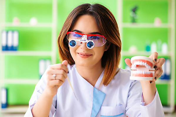 포토 JPG 해외이미지 모델 학생 건강 치과 병원 설명 사람없음 치료 약 강사 교사 의사 흰색 기구 공구 입 확대 치아 청소 부식 치과의사 보여주기 틀니 돌봄 미백 블로거 위생관리 증상 치아교정 해외202105 해외포토 직업 컬러 의학 모션 관리 신체부위 의료진 도구 소화기관 교정 파일형식