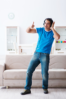 포토 JPG 해외이미지 학생 라이프스타일 행복 음악 이어폰 노래 휴가 휴식 주택 소년 취미 사람없음 10대 파티 헤드폰 소리 음악가 방 듣기 댄서 엄지손가락 표현 춤 흥분 디스코 오디오 뮤지컬 실행 플레이어 표현성 해외202105 해외포토 직업 남자 감정 어린이 음향기기 컨셉 손가락 모션 청소년 문화예술 이벤트 건물 생활 전자제품 파일형식