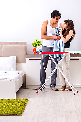 포토 JPG 해외이미지 직업 라이프스타일 커플 옷 여자 결혼 셔츠 가사 가정 가족 관계 아침 남편 노동자 주택 실내 사랑 사람없음 일상 기계 침실 방 침대 아내 최고 업무 작업 빨래 청소 철 서비스 주부 언론 청소부 가정부 다리미질 해외202105 해외포토 주간 감정 가구 상의 사람 이벤트 내부 건물 라이프 생활 파일형식