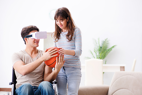 포토 JPG 해외이미지 여자 남자 농구 농구공 실내 들기 앉기 상반신 성인 두명 앞모습 옆모습 체험 장애인 휠체어 가상공간 비장애인 가상현실 성인만 VR기기 해외202105 해외포토 뷰포인트 컨셉 공 모션 사람 내부 구기 기계 장애 파일형식