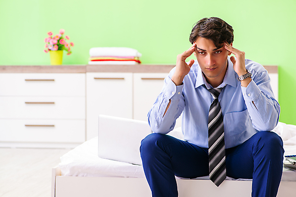 포토 JPG 해외이미지 직업 비즈니스 사업가 호텔 스트레스 주택 피곤 정장 사람없음 노트북 컴퓨터 침실 방 침대 긴급 업무 작업 비즈니스맨 뉴스 좌절 종업원 보고서 경영자 바쁨 두통 야근 나쁜 경영 정중 회계사 해외202105 해외포토 옷 남자 감정 가구 컨셉 숙소 건물 전자제품 직장인 질병 리더 파일형식