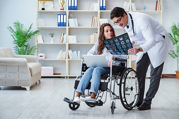 포토 JPG 해외이미지 의자 뼈 엑스레이 건강 병원 설명 사람없음 치료 컴퓨터 환자 의사 바퀴 수술 장애인 사건 척추 휠체어 방문 테라피 온라인 장애 순서 깨짐 돌봄 방사선 치유 해외202105 해외포토 가구 컨셉 의학 모션 전자제품 뷰티 의료진 파일형식