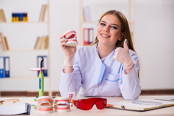 포토 JPG 해외이미지 응시 여자 의학 실내 치과 병원 한명 상반신 성인 앞모습 치과의사 치과용품 따봉 치아모형 보안경 성인여자한명만 해외202105 해외포토 1 시선 뷰포인트 사람 내부 의사 의료용품 최고 치아 안전장비 여자한명만 성인여자만 파일형식