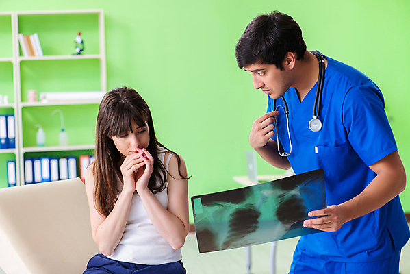 포토 JPG 해외이미지 응시 여자 남자 의학 엑스레이 실내 병원 말하기 들기 상반신 성인 두명 앞모습 옆모습 진료 환자 의사 상담 보여주기 성인만 해외202105 해외포토 시선 뷰포인트 모션 사람 내부 의료진 파일형식