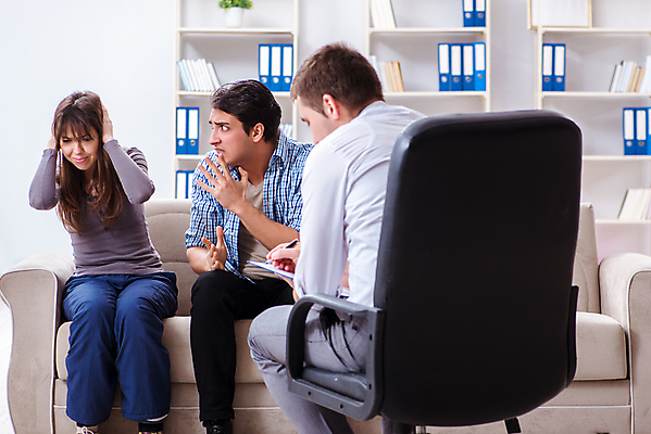 포토 JPG 해외이미지 커플 가족 관계 결혼식 남편 사람없음 사무실 듣기 모임 환자 의사 슬픔 분노 아내 도움 좌절 충돌 컨설턴트 상담 방문 문제 테라피 우울증 위기 이슈 이혼 정신과 정신과의사 조언 치료사 헬프 해외202105 카운슬러 해외포토 직업 감정 결혼 컨셉 비즈니스 의학 모션 병원 뷰티 의료진 전문직 질병 상담원 파일형식