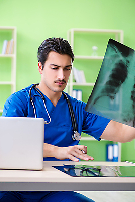 포토 JPG 해외이미지 직업 응시 생각 엑스레이 건강 병원 사람없음 치료 컴퓨터 약 의사 긴급 실험실 허파 분석 고민 암 보험 돌봄 방사선 배려 스캐너 해외202105 해외포토 시선 감정 컨셉 의학 모션 실험 전자제품 의료진 호흡기관 질병 파일형식