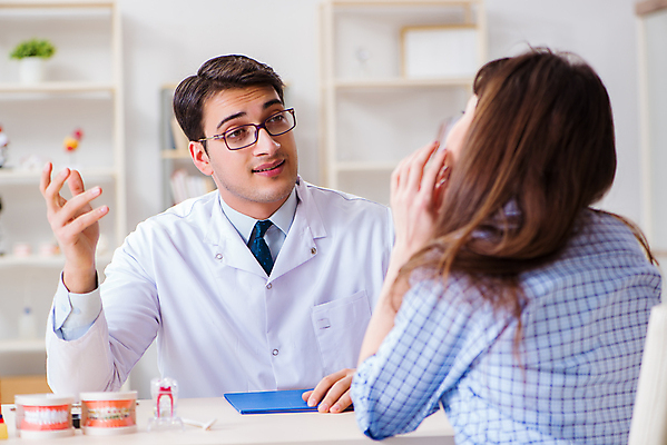 포토 JPG 해외이미지 여자 남자 의학 실내 병원 상반신 성인 두명 앞모습 뒷모습 마주보기 진료 환자 의사 상담 성인만 안경낌 해외202105 해외포토 안경 뷰포인트 모션 사람 내부 의료진 파일형식