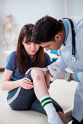 포토 JPG 해외이미지 전신 여자 남자 의학 실내 병원 주사기 들기 상반신 성인 두명 앞모습 옆모습 치료 진료 환자 의사 상처 성인만 해외202105 해외포토 뷰포인트 의료기기 모션 사람 내부 의료진 파일형식