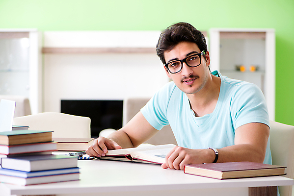 포토 JPG 해외이미지 학생 교육 행복 과학 졸업 교실 학교 탁자 주택 앉기 10대 책 학습 스터디 독서 상점 시험 작업 도서관 책상 검색 교과서 준비 흥분 대학교 과제 일반 시험공부 심각 연습생 해외202105 해외포토 감정 가구 컨셉 모션 청소년 교재 건물 연습 파일형식
