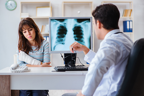 포토 JPG 해외이미지 엑스레이 건강 병원 설명 사람없음 치료 컴퓨터 약 모니터 고통 시험 환자 의사 분석 상담 방문 팔 보험 골절 방사선 불평 석고 치료사 해외202105 해외포토 직업 교육 감정 컨셉 의학 모션 신체부위 전자제품 의료진 파일형식