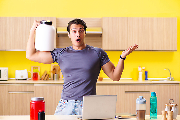 포토 JPG 해외이미지 남자 행복 음식 스포츠 신체 다이어트 근육 건강 식이요법 사람없음 약 식사 에너지 칵테일 항아리 몸무게 가루 보디빌딩 보디빌더 연습 준비 근육질 역도 팔 보여주기 보충 단백질 블로거 영양분 이두근 연습생 해외202105 해외포토 감정 의학 모션 주류 사람 신체부위 운동 헬스 도자기 몸매 영양소 파일형식