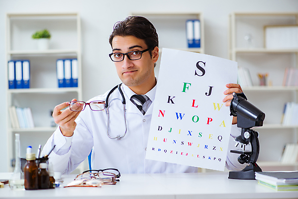 포토 JPG 해외이미지 학생 알파벳 안경 유리 건강 병원 사람없음 약 시험 의사 업무 편지 시력 비전 문제 안과 시력검사 카메라렌즈 돌봄 이슈 광학 검안사 해외202105 해외포토 직업 영어 잡화 교육 의학 모션 재질 카메라 의료진 작업 검사_조사 파일형식 안경사