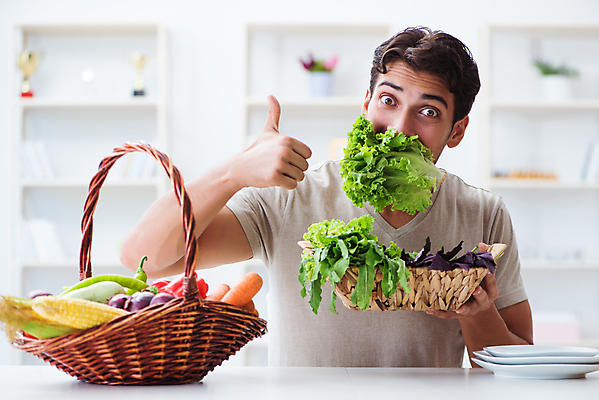 포토 JPG 해외이미지 라이프스타일 남자 다이어트 채소 과일 자연 건강 옥수수 농작물 바구니 식사 당근 샐러드 엄지손가락 신선 유기농 채식주의자 해외202105 해외포토 웰빙 음식 농업 손가락 곡류 뿌리채소 사람 생활 생태계 채식 파일형식