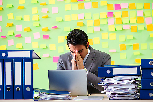 포토 JPG 해외이미지 비즈니스 노동자 스트레스 피곤 사람없음 노트북 컴퓨터 사무실 쌓기 쪽지 업무 작업 비즈니스맨 뉴스 균형 종업원 보고서 경영자 바쁨 폴더 야근 온라인 마감 멀티 조언 항목 목차 실종 해외202105 해외포토 직업 남자 컨셉 모션 전자제품 직장인 사건 리더 파일 파일형식