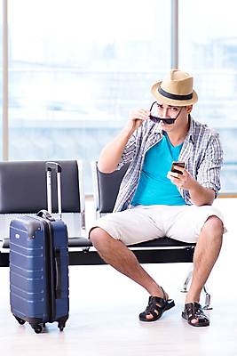 포토 JPG 해외이미지 여행 가방 반바지 모바일 휴가 비행기 항해 사람없음 스마트폰 핸드폰 여행객 여행가방 짐 비즈니스맨 휴게실 기다림 메시지 공항 탈출 모험가 항공 출발 싱글 승객 예약 대패 문자메시지 터미널 파나마 해외202105 해외포토 잡화 남자 컨셉 배_교통 비즈니스 바지 항공교통 교통시설 모션 대중교통 사람 전자제품 스마트기기 직장인 남아메리카 파일형식