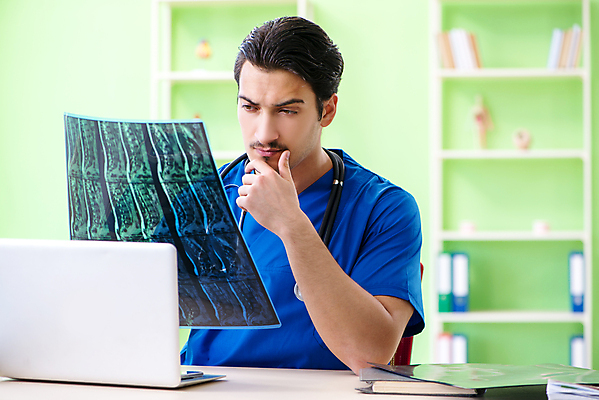 포토 JPG 해외이미지 직업 응시 생각 엑스레이 건강 병원 사람없음 치료 컴퓨터 약 의사 긴급 실험실 분석 암 보험 돌봄 방사선 배려 스캐너 해외202105 해외포토 시선 컨셉 의학 모션 실험 전자제품 의료진 질병 파일형식