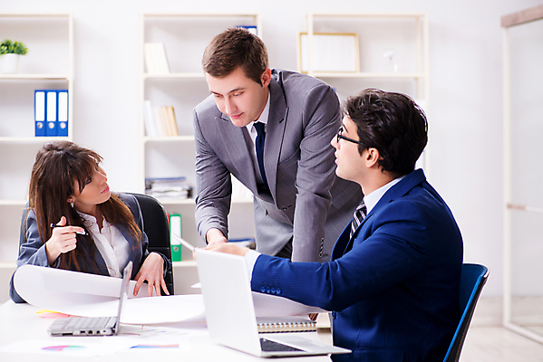 포토 JPG 해외이미지 직업 남자 지도 비즈니스 통신 탁자 회의 협력 설계 노동자 대화 설명 사람 앉기 사람없음 노트북 사무실 방 업무 작업 비즈니스맨 비즈니스우먼 발표 그룹 위험 대표 토론 강의 분석 동료 경영자 문서 말다툼 경영 세미나 프로젝트 브레인스토밍 해외202105 해외포토 여자 가구 컨셉 관계 모션 말하기 전자제품 직장인 리더 싸움 파일형식
