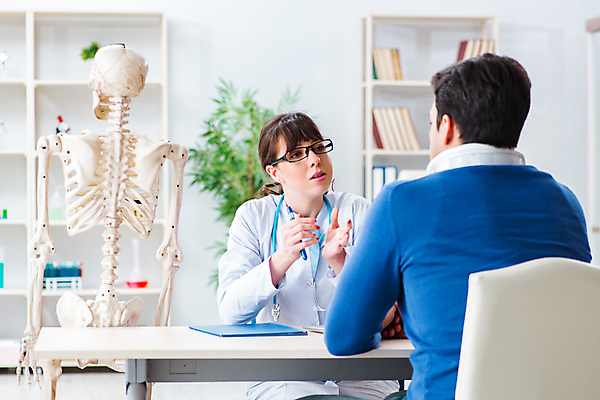 포토 JPG 해외이미지 학생 신체 해부 뼈 골격 건강 병원 설명 사람없음 치료 약 고통 시험 환자 의사 척추 방문 목 보여주기 깨짐 물리치료 물리치료사 정형외과 치료사 치유 해외202105 해외포토 직업 교육 감정 컨셉 의학 모션 신체부위 의료진 파일형식