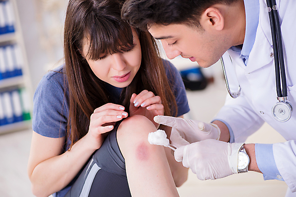 포토 JPG 해외이미지 여자 남자 의학 실내 병원 들기 상반신 성인 두명 앞모습 옆모습 치료 진료 환자 의사 상처 솜 소독 성인만 알콜솜 해외202105 해외포토 뷰포인트 모션 사람 내부 의료진 파일형식