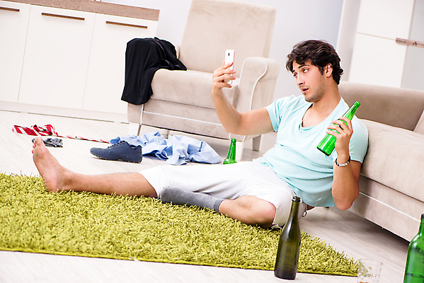 포토 JPG 해외이미지 유리 아침 모바일 새로움 바닥 주택 맥주 주류 피곤 앉기 이벤트 사람없음 스마트폰 핸드폰 파티 와인 마시기 축하 알코올 생일 샴페인 연도 만취 두통 문제 중독 알코올중독 숙취 이슈 이혼 혼란 중독자 해외202105 해외포토 주간 기념일 음료 컨셉 모션 재질 건물 전자제품 스마트기기 질병 술취함 파일형식