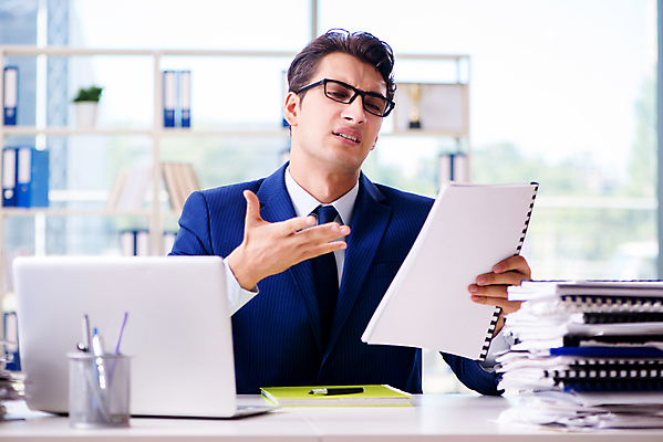 포토 JPG 해외이미지 직업 종이 비즈니스 노동자 스트레스 직장 피곤 사람없음 컴퓨터 사무실 쌓기 분노 업무 작업 비즈니스맨 좌절 아래 종업원 책상 경영자 바쁨 업무과다 바인더 야근 경영 공격적 세금 회계사 해외202105 해외포토 남자 감정 가구 컨셉 회사 모션 전자제품 사무용품 직장인 방향 리더 위치 파일형식